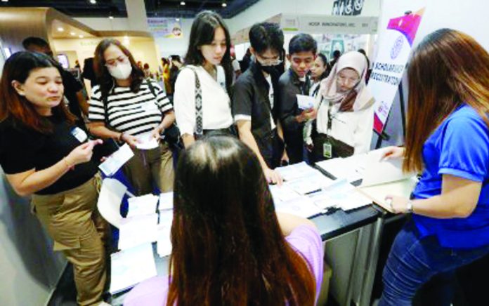 unemployment_resized Hopefuls hunt for jobs at a job fair in Pasay City. The Philippine Statistics Authority reported Friday, Dec. 6, 2024, that the country's unemployment rate fell to 3.9 percent in October. PNA PHOTO BY YANCY LIM