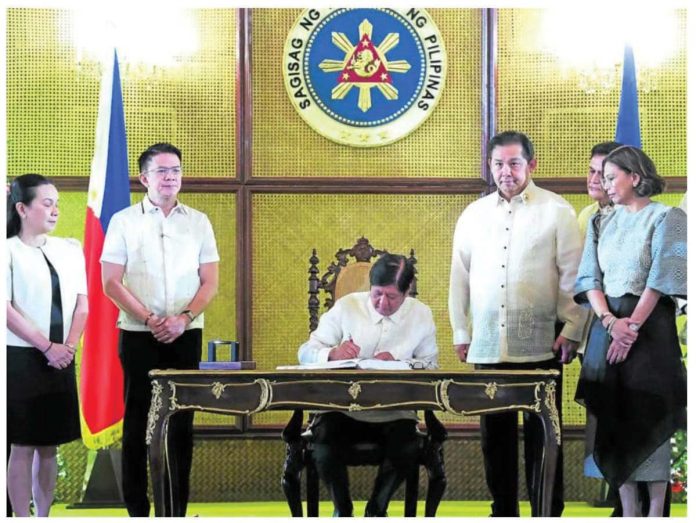 Budget_1_resized MUCH SCRUTINIZED. President Ferdinand Marcos Jr. signs the P6.326-trillion national budget for 2025 in a ceremony in Malacañang on Dec. 30, 2024. MARIANNE BERMUDEZ, PHILIPPINE DAILY INQUIRER