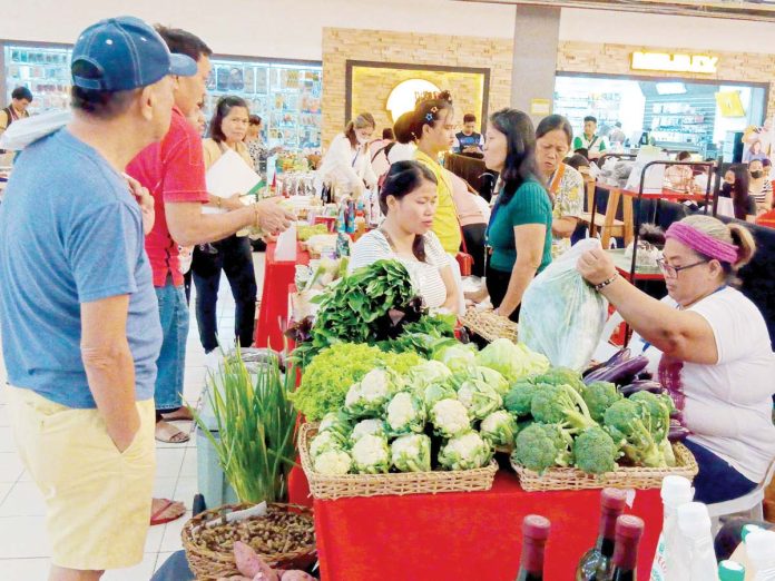 DA_copy_resized Mallgoers purchase products at the Kadiwa fair organized by the Department of Agriculture and the Department of Labor and Employment in Region 11 at the NCCC Mall VP in Davao City on Jan. 30, 2025. The Department of Agriculture may declare a food security emergency for rice by Feb. 4. PNA