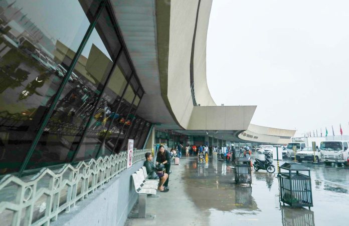 NAIA-curbside-1 People arrive at the departure area of the Ninoy Aquino International Airport Terminal 1 on September 4, 2024. JONATHAN CELLONA, ABS-CBN NEWS PHOTO