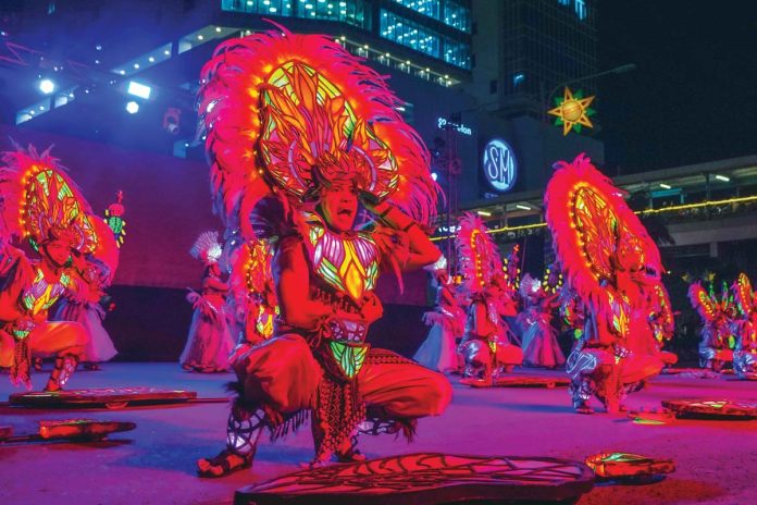 SM-pic Thousands of tourists trooped to Iloilo City to witness the world-class Dinagyang Festival 2025 with the Ati tribes competition as its grand finale on Sunday, January 26, 2025. Other festival highlights were ILOmination Philippine Light Festival on Jan. 24 and Kasadyahan sa Kabanwahanan competition on Jan. 25. Photo shows a contingent performing at SM City Iloilo, the premier venue and main judging area for ILOmination.