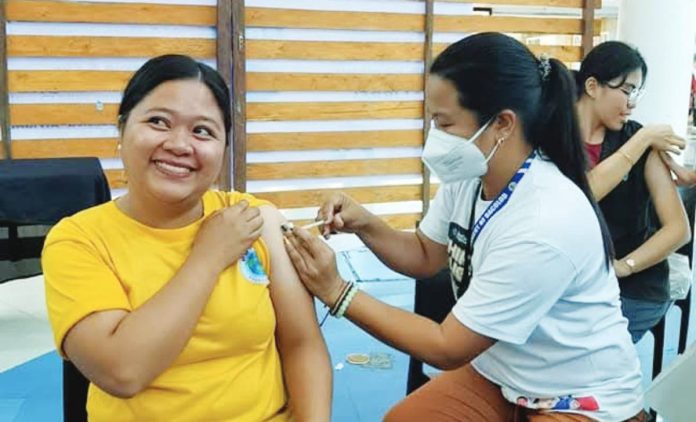 bacolod vax Residents received free flu vaccines at a mall in Bacolod City. BACOLOD CHO PHOTO