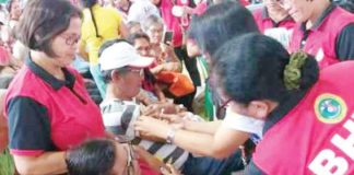 Senior citizens get free pneumonia and flu shots administered by barangay health workers during in Bacolod City. FILE PHOTO COURTESY OF PNA