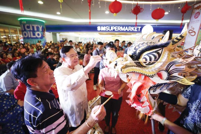 banner-pic EYE DOTTING. Iloilo City’s Mayor Jerry P. Treñas and Vice Mayor Jeffrey Ganzon join the eye dotting ceremony during the opening of the 2025 Chinese New Year celebration at SM City Iloilo on Jan. 27. Eye dotting is a ritual that awakens a lion before it performs in a Chinese lion dance. The goal is to give the lion energy, life, and the ability to bring good luck and protection. ARNOLD ALMACEN/ILOILO CITY MAYOR'S OFFICE PHOTO