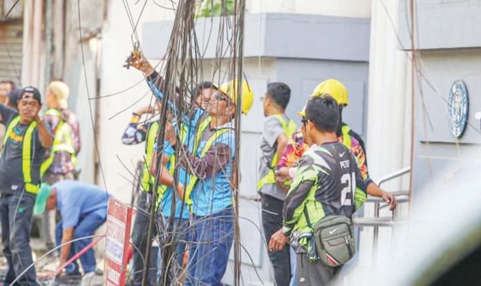 cable_wires_pic_1_resized The City Engineer’s Office initiated the dismantling of the remaining lines and poles along JM Basa Street in Iloilo City as part of the underground cabling project of the city government. JERRY TREÑAS/FACEBOOK PHOTOS
