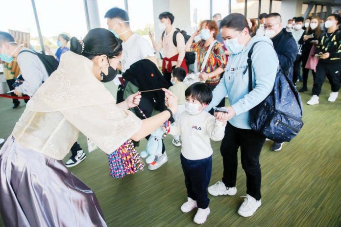 china_market_1_resized Tourists from China are welcomed at the Ninoy Aquino International Airport Terminal 1 in Pasay City. XINHUA/ROUELLE UMALI FILE PHOTO