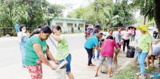 The Iloilo Provincial Health Office reminds Ilonggos anew of the importance of the Department of Health’s 4S strategy against dengue. Photo shows residents of a barangay in Iloilo Province cleaning the roadsides and waterways. ILOILO PROVINCIAL CAPITOL PIO PHOTO