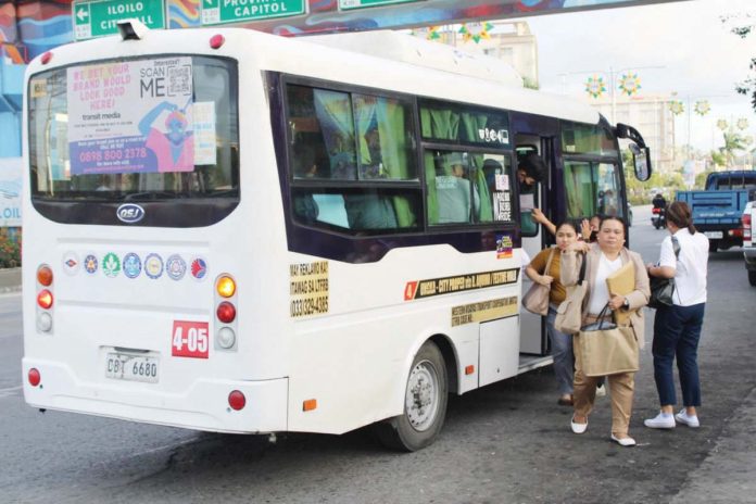 front_pic_resized The Western Visayas Transport Cooperative emphasized their sensitivity to commuters’ financial struggles and stated they are holding off on increasing fares for now. Photo shows a minibus unloading passengers on Sen. Benigno S. Aquino Jr. Avenue in Mandurriao, Iloilo City. AJ PALCULLO/PN
