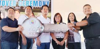 Bacolod City’s Mayor Alfredo Abelardo Benitez (third from left), other local officials and Pag-IBIG Fund representatives hand over the symbolic key to the Asenso Yuhum Residences in Barangay Vista Alegre to Emmanuel Villaera, president of the Building 1 Homeowners Association, on Saturday, Jan. 25, 2025. PNA PHOTO NANETTE L. GUADALQUIVER