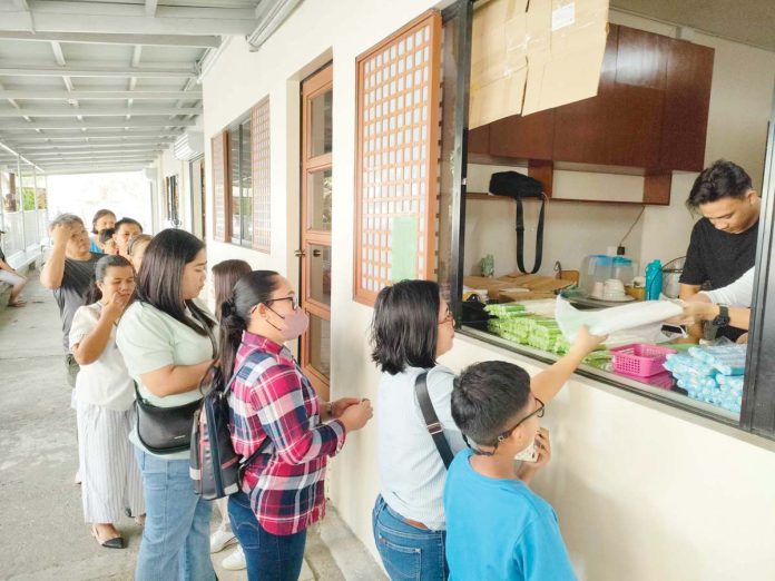 ime-jaro-fiesta-set-(6)-(1) Devotees queue to buy perdon candles at the Libreria Candelaria of the Jaro Metropolitan Cathedral ahead of the February 2 feast of Nuestra Señora de la Candelaria (Our Lady of Candles), the patroness of Iloilo City’s Jaro district. AJ PALCULLO/PN