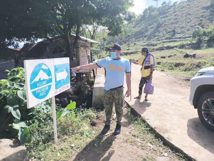 kanlaon-entry-1 Under Memorandum No. 4, S. 2024 of the Regional Inter-Agency Coordinating Cell, only internally displaced individuals with the necessary access pass and proof of identification are allowed entry from 6 a.m. to 4 p.m. into the four-to-six-kilometer extended danger zone of Mt. Kanlaon. PIA PHOTO