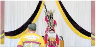 The traditional “Pahalik” for Nazareno 2025 started ahead of schedule on Monday night, January 6, 2025, as devotees began massing and lining up at the Quirino Grandstand. The “Pahalik” allows devotees to approach and touch, or dab hankies on the Black Nazarene, ahead of the massive Jan. 9 procession known as “Traslacion.” INQUIRER / RICHARD A. REYES