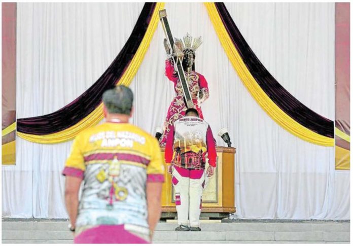 no_kissing The traditional “Pahalik” for Nazareno 2025 started ahead of schedule on Monday night, January 6, 2025, as devotees began massing and lining up at the Quirino Grandstand. The “Pahalik” allows devotees to approach and touch, or dab hankies on the Black Nazarene, ahead of the massive Jan. 9 procession known as “Traslacion.” INQUIRER / RICHARD A. REYES