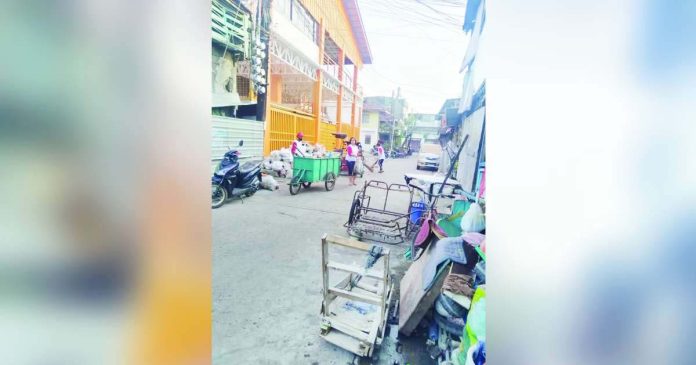 poster-areas-1_superimposed At least 111 areas across Bacolod City were identified as common poster areas for the May 12 midterm elections, including places beside barangay halls, plazas, basketball and covered courts, gymnasiums, and perimeter fences, among others. Photo shows residents of the city’s Barangay 29 beside the covered court. BARANGAY 29, BACOLOD CITY/FB PHOTO