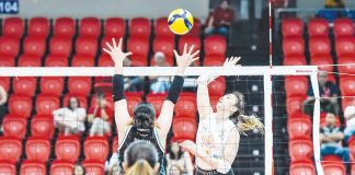 Farm Fresh Foxies’ Rachel Anne Daquis attempts to score against a Galeries Tower Highrisers’ defender. PVL PHOTO