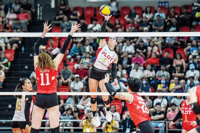sports-Davison-1 PLDT High Speed Hitters’ Savannah Davison converts an attack against the Cignal HD Spikers. PVL PHOTO