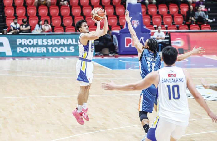 sports-PBA-copy Magnolia Chicken Timplados Hotshots’ Peter Alfaro pulls up for a three-pointer against the defense of Meralco Bolts' Chris Newsome. PBA PHOTO