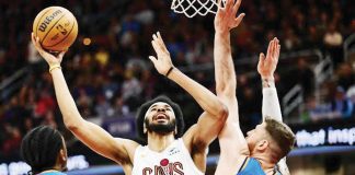 Cleveland Cavaliers center Jarrett Allen (31) drives to the basket against Oklahoma City Thunder center Isaiah Hartenstein (55). KEN BLAZE/REUTERS