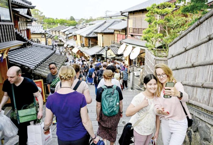 travel_resized Kiyomizu temple in Kyoto, Japan is bustling with foreign tourists. KYODO PHOTO
