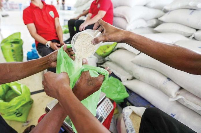 DA-probes Residents buy cheap rice at a Kadiwa store at the Bureau of Plant Industry headquarters in Manila. JONATHAN CELLONA, ABS-CBN NEWS/FILE PHOTO