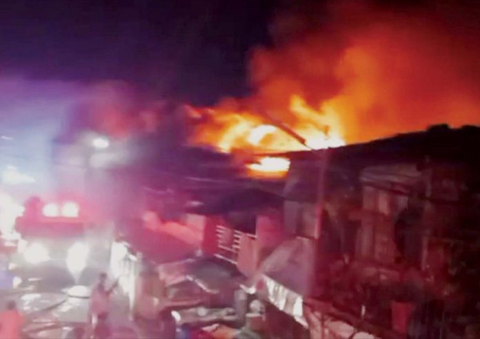bacolod_fire_resized A fire gobbled up 15 houses in Barangay 17, Bacolod City on Feb. 14, 2025. SCREENSHOT FROM FACEBOOK VIDEO