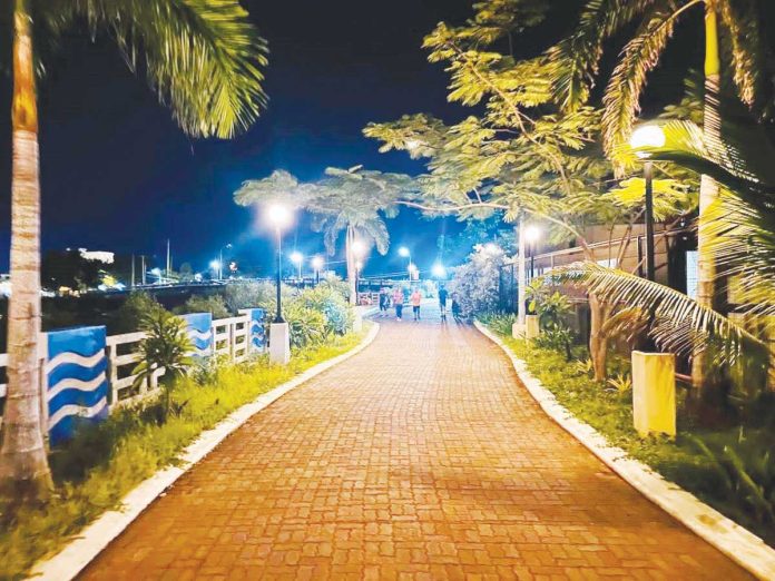 esplanade_pic_resized Iloilo Esplanade, a popular spot for leisurely strolls and scenic views, turned into a scene of distress on Feb. 10. A woman jogging near the Quirino Bridge along Muelle Loney Street in Iloilo City was robbed at knifepoint by five juvenile escapees from Balay Dalayunan, a city government-run halfway house for distressed youth in Bo. Obrero, Lapuz district. JERRY TREÑAS/FACEBOOK PHOTO