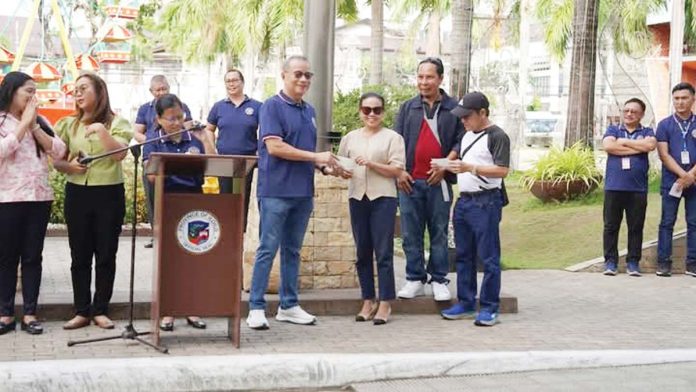 ime-drug-council Provincial Administrator Raul Banias hands over a check to the Passi City Anti-Drug Abuse Council after being recognized as the best performing in the Component City to Second Class Municipality category in Iloilo. PHOTO FROM PROVINCIAL ADMINISTRATOR RAUL BANIAS FACEBOOK PAGE