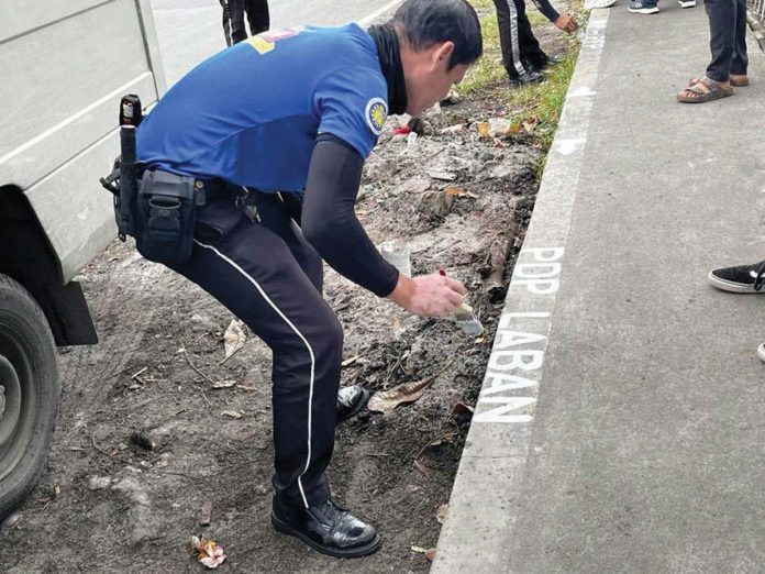 mai_COMELEC1_(1)_resized A Commission on Elections – Iloilo City personnel marks this spot in Molo district as the common poster area for candidates running in the May 12 midterm election. PHOTO BY PIA ALYSSA GELLADA