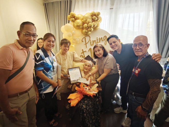 roxas_centenarian_1_resized The 100-year-old Lola Josefina receives a P50,000 cash gift from the Roxas City Government. MAYOR RONNIE DADIVAS/FACEBOOK PHOTO