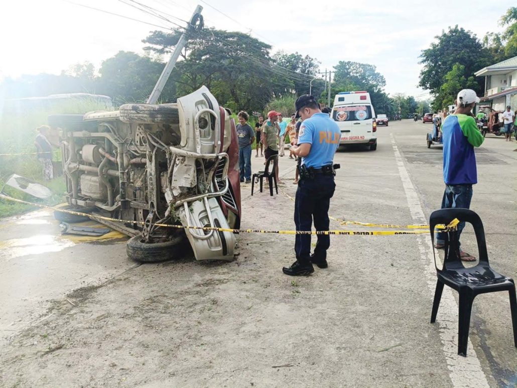 Three hurt as SUV rams post in Sara