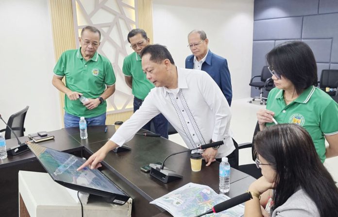 smart-green-center-pic-1 Officials from the Department of Public Works and Highways Region 6 and the Iloilo Provincial Engineer's Office discussed plans for the construction of the Iloilo Smart Green Government Center. ILOILO PROVINCIAL ENGINEER'S OFFICE PHOTO