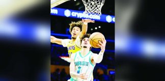 Charlotte Hornets’ LaMelo Ball eluded the defense of Los Angeles Lakers’ Jaxson Hayes for an inside hit. PHOTO COURTESY OF WILLIAM LIANG/AP