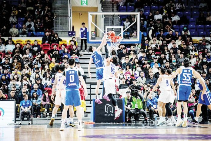 sports-Gilas Chinese Taipei’s Chien-Hao Ma scores a dunk against the defense of Gilas Pilipinas’ June Mar Fajardo. FIBA PHOTO
