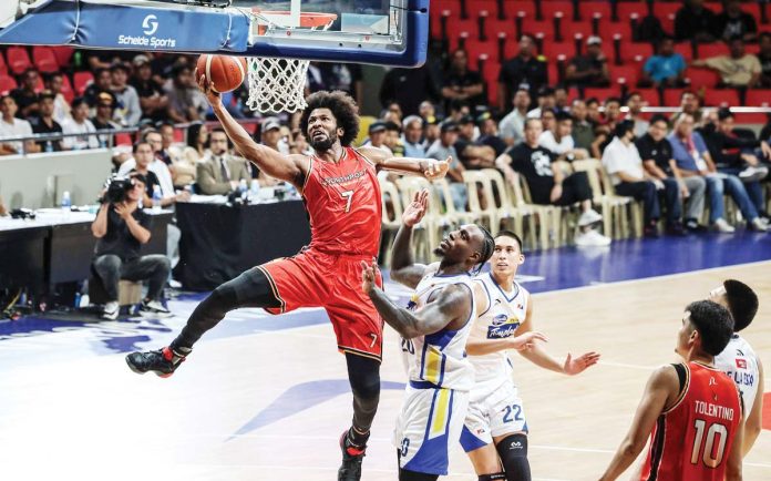 sports-PBA NorthPort Batang Pier’s Kadeem Jack scoops for a layup. PBA PHOTO