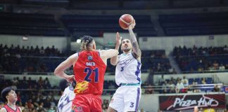 Converge FiberXers’ Jordan Heading goes for a tough basket against the defense of Rain or Shine Elasto Painters’ Keith Datu. PBA PHOTO