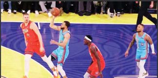 Stephen Curry of Team Shaq’s OG's goes for a one-handed three-point shot. AP PHOTO