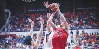 Barangay Ginebra San Miguel Kings’ Jeth Troy Rosario attacks the Meralco Bolts’ defense for an inside hit. PBA PHOTO