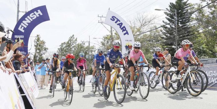 sports_Iloilo_resized Participants in the Women Youth 1 class of the PhilCycling nationals jostle for position. CONTRIBUTED PHOTO