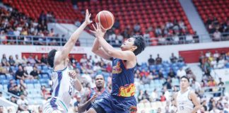 Rain or Shine Elasto Painters’ Mike Malonzo attacks the defense of Converge FiberXers’ Alec Stockton for an inside hit. PBA PHOTO