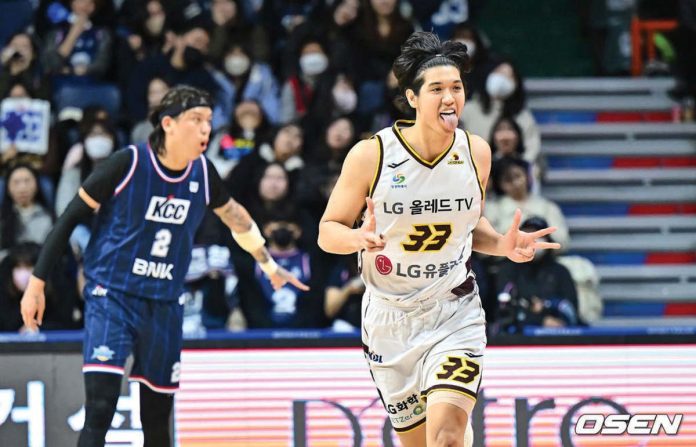 sports_Tamayo_1_resized Carl Tamayo of Changwon LG Sakers celebrates after scoring a three-pointer. KBL PHOTO