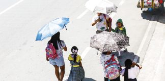 Learners in Quezon City walk back home under extreme heat on March 3, 2025. The state weather bureau’s forecast heat index of up to 46 degrees Celsius prompted some local government units to cancel face-to-face classes on Monday. PNA