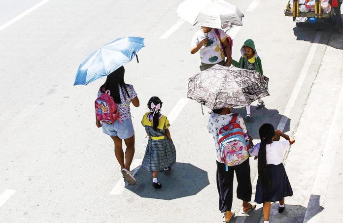 Heat-index Learners in Quezon City walk back home under extreme heat on March 3, 2025. The state weather bureau’s forecast heat index of up to 46 degrees Celsius prompted some local government units to cancel face-to-face classes on Monday. PNA
