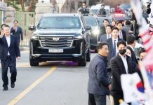 SoKor’s impeached president released from detention South Korean impeached President Yoon Suk Yeol walks outside the Seoul detention center after his release, in Uiwang, with crowds of supporters waving South Korea flags and a police convoy behind him. REUTERS