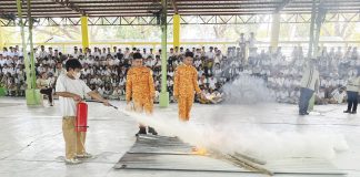 Personnel of the Mansilingan Fire Sub-Station lead a fire drill in Antonio L. Jayme Elementary School in Barangay Mansilingan, Bacolod City. Photo shows firefighters teaching pupils how to use the fire extinguisher to put out fire. MANSILINGAN FIRE SUB-STATION PHOTO