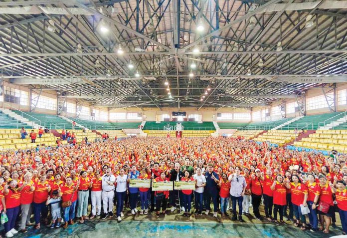 capiz_volunteers_1_resized Around 2,000 barangay health workers, nutrition scholars and service point officers from Roxas City received their special risk allowance on Wednesday, March 26, 2025. CAPIZ PROV’L GOV’T COMMUNICATIONS GROUP PHOTO