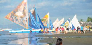 A young girl cools off by playing along the shores of Iloilo City’s Arevalo district, as rising temperatures drive locals to seek relief. In the background, traditional paraws dot the horizon, offering a glimpse of Iloilo’s maritime heritage amidst a looming heatwave. PN