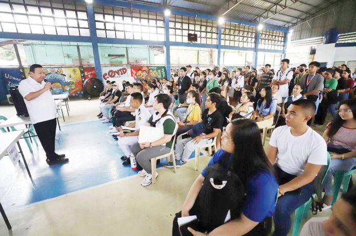 front-banner-pic-and-caption INVESTING IN ILOILO CITY’S FUTURE. A group of Uswag scholars share an insightful conversation with Mayor Jerry P. Treñas, underscoring the city government’s commitment to investing in the future of the Ilonggo youth. Through the Uswag Scholarship program and other educational initiatives, the Treñas administration remains dedicated to empowering and nurturing the next generation.