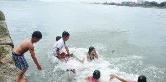 COOLING OFF IN OPEN AIR. Children cool off by jumping into the waters along the breakwater in Barangay Pala-pala, Iloilo City, enjoying a splash of relief amid the soaring temperatures. As the heat continues to rise across Western Visayas, these young ones make the most of the cooling coastal waters. PN