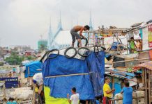 Hunger hits 27% in March, highest since pandemic – SWS A Social Weather Stations survey showed that families in Visayas were the hardest hit by hunger at 33.7 percent, followed by Metro Manila at 28.3 percent in March 2025. Photo shows a resident uses plastic sacks and scrap wood as he strengthens a shanty to help make it withstand the storms in Baseco Community in Tondo, Manila. JONATHAN CELLONA/ABS-CBN NEWS FILE PHOTO