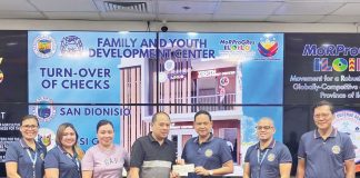 Gov. Arthur Defensor Jr. (third from right) hands over a P5-million check to San Dionisio, Iloilo’s Mayor Darwin Bajada for the construction of a Family and Youth Development Center (FYDC). With him during the turnover are Provincial Population Office head Atty. Ruel Von D. Superio and Provincial Engineer Romeo C. Andig. Photo from Balita Halin sa Kapitolyo Facebook Page